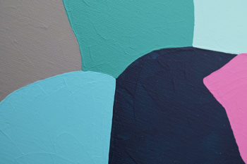 Peinture acrylique réalisée au couteau représentant un paysage onirique en format carré 20 centimètres par 20 centimètres sur carton entoilé. Un poème pictural où les formes et les couleurs remplacent les mots. Ce tableau est composé d’un ensemble de formes arrondies de différentes couleurs, gris, rose, jaune pâle, violet et différentes nuances de bleu et de vert.
