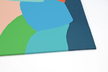 Peinture acrylique réalisée au couteau représentant un paysage onirique en format carré 30 centimètres par 30 centimètres sur carton entoilé. Un poème pictural où les formes et les couleurs remplacent les mots. Ce tableau suggère en arrière-plan un ciel beige orangé et une succession de formes arrondies suggérant des montagnes de différentes couleurs dans les tons vert et bleu. Au milieu se trouve une petite bande de couleur orange vif qui vient réchauffer l’ensemble de la composition.