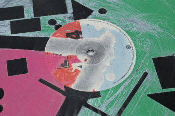 Détail de Colors rock my soul 1 de Morgan Le Ruyet. Une série de peinture acrylique sur vinyle.