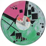Peinture acrylique sur disque vinyle 33 tours en format 30 centimètres par 30 centimètres. Le vinyl est peint sur les trois quarts de sa surface dans un vert sapin texturé à la brosse qui lui donne un aspect vieilli et irrégulier. Un triangle rose borde la partie restante travaillée de la même manière. Dans cet ensemble certaines parties non peintes laissent apparaître la texture et le noir du vinyle dans diverses formes géométriques, lignes, carrés, ronds, triangles de différentes tailles. Le rouge et le blanc sont optenus grace au papier initial qui recouvre le centre du vinyle.