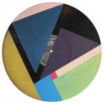 Peinture acrylique sur disque vinyle 33 tours en format 30 centimètres par 30 centimètres.Composition de diverses formes géométriques dans les tons bleus, vert, or, rose et violet. Les aplats de peinture sont séparés par des bandes non peintes qui laissent apparaitre la texture et le noir du vinyle. On peut encore voir le papier initial du disque collé au centre du vinyle, y lire les titres qui sont à certains endroits recouverts de peinture.