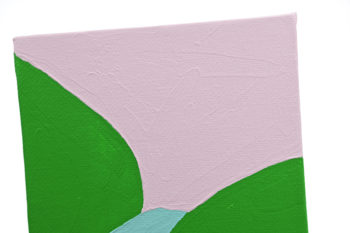 Peinture acrylique réalisée au couteau représentant un paysage onirique en format carré 10 centimètres par 10 centimètres sur carton entoilé. Un poème pictural où les formes et les couleurs remplacent les mots. Ce tableau suggère un ciel rose pâle surplombant deux collines vertes et en son sein une rivière bleu clair.