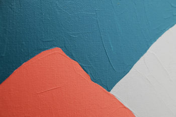 Peinture acrylique réalisée au couteau représentant un paysage onirique en format carré 15 centimètres par 15 centimètres sur carton entoilé. Un poème pictural où les formes et les couleurs remplacent les mots. Ce tableau est composé majoritairement de couleurs froides et une pointe de couleur chaude. On peut distinguer en arrière-plan un ciel dans les tons bleu canard et d’une lune en forme d’ellipse bleu ciel. En premier plan on peut suggérer deux montagnes, l’une orange corail de forme triangulaire sur la gauche et l’autre grise qui s’en va sur la droite.