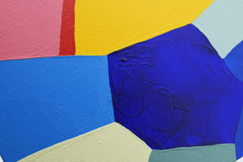 Peinture acrylique réalisée au couteau représentant un paysage onirique en format carré 20 centimètres par 20 centimètres sur châssis 3D. Un poème pictural où les formes et les couleurs remplacent les mots. Ce tableau est composé de couleurs froides dans lequel on peut distinguer un ciel violet de forme triangulaire et des montagnes aux couleurs rose corail, jaune d’or et différentes nuances de bleu. Au centre de ces montagnes on peut s’imaginer une rivière représentée par une bande rouge qui se déverse dans un lac bleu marine de forme polygonale.